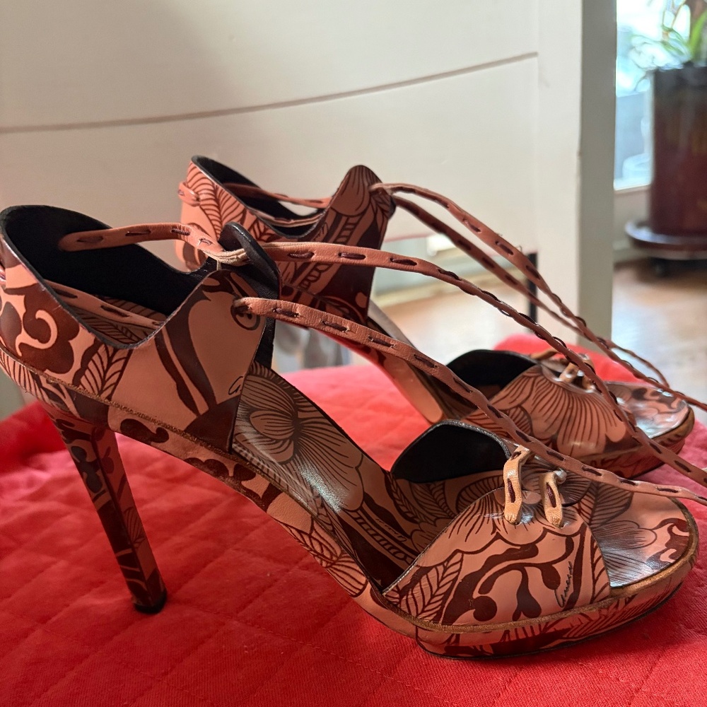 Gucci Strappy sandals size 7.5